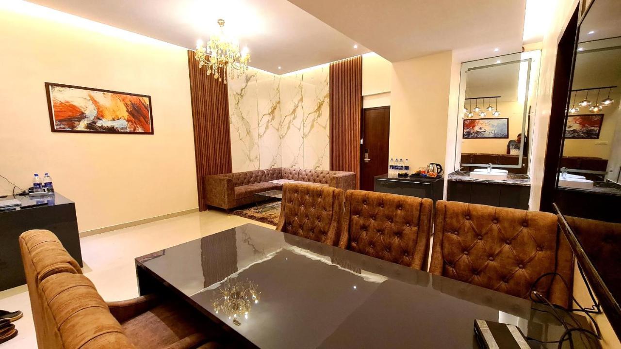 Galaxy Club & Hotel Bijāpur Dış mekan fotoğraf
